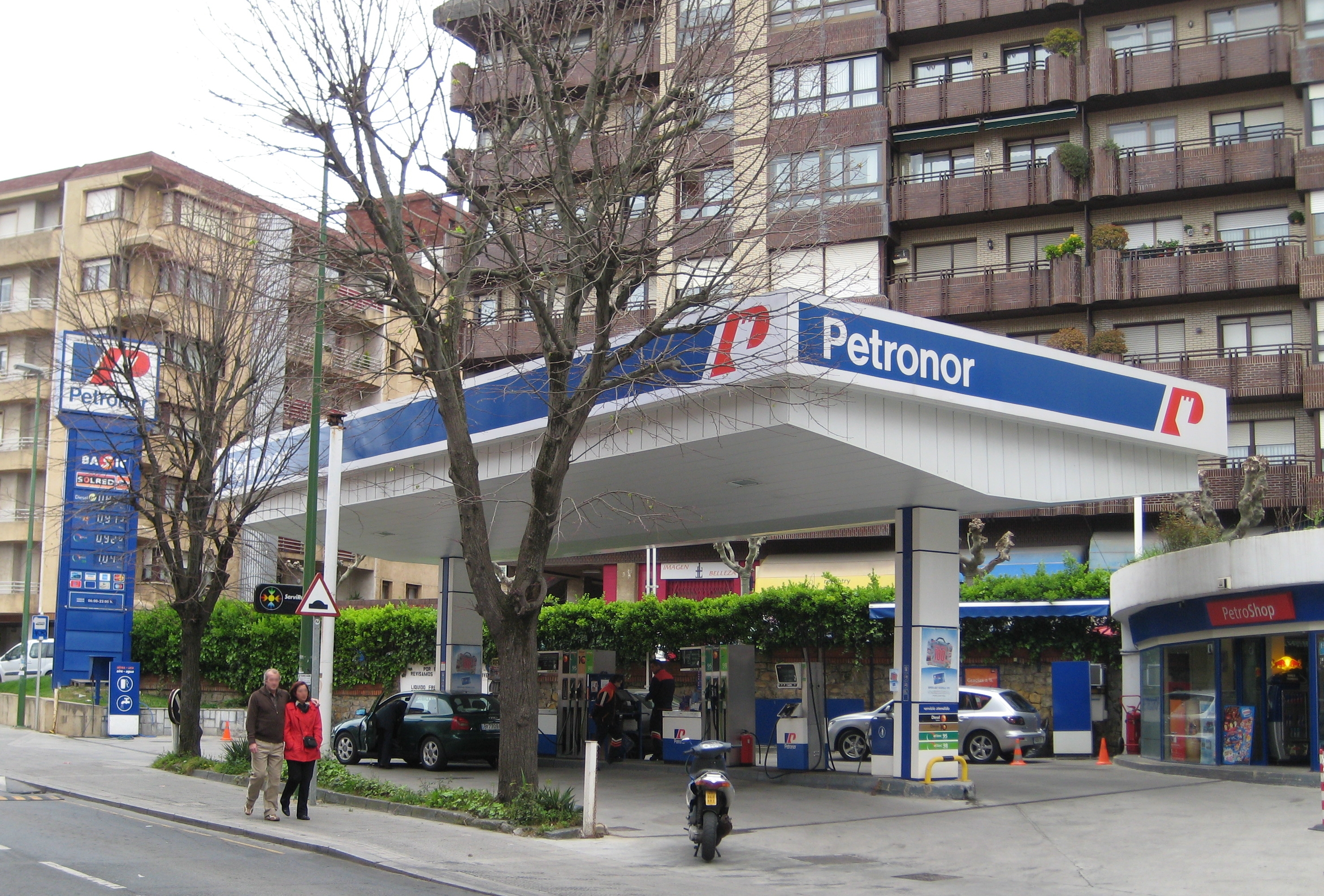 Algorta_Petronor_gasolindegia.jpg