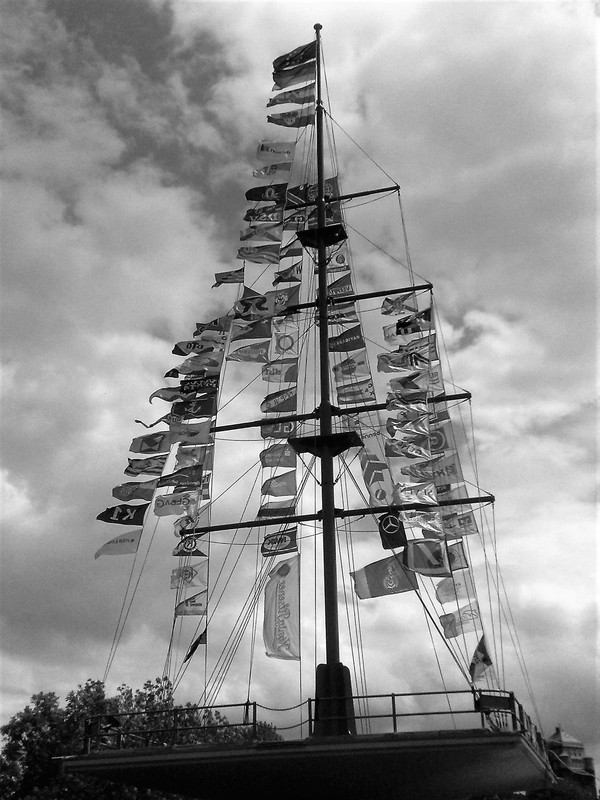 muehlenweide-flaggenmast-sw.jpg