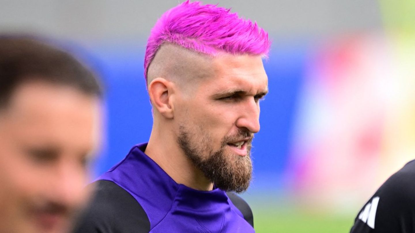 04--fussballer-hat-sich-die-haare-pink-gefaerbt---1-1---spoton-article-1069989.jpg